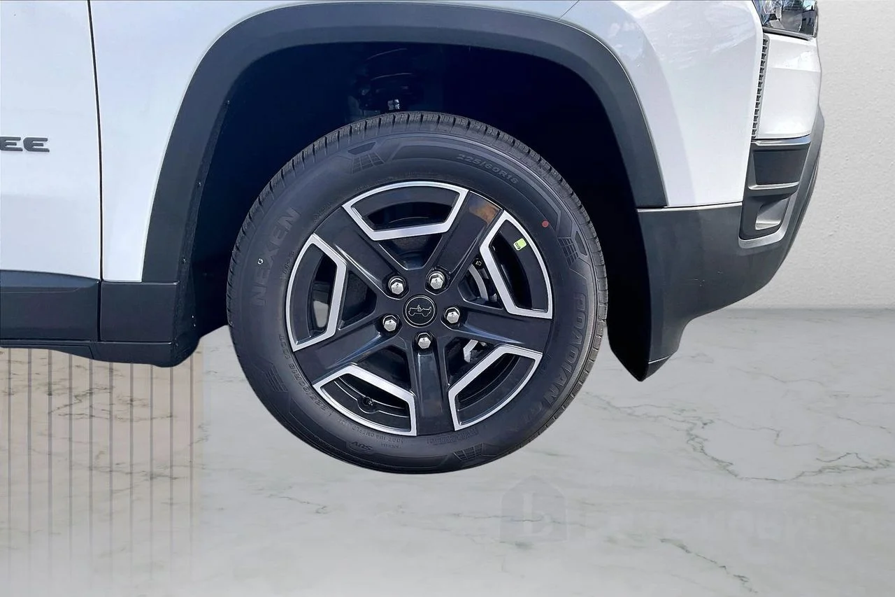 New 2026 Bright White Clear-Coat Exterior Paint Jeep Limited image 31