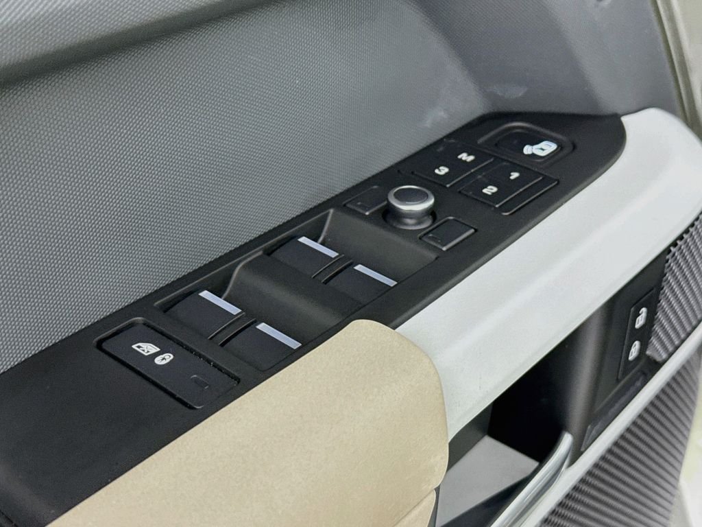 Used 2020  Land Rover First Edition image 17