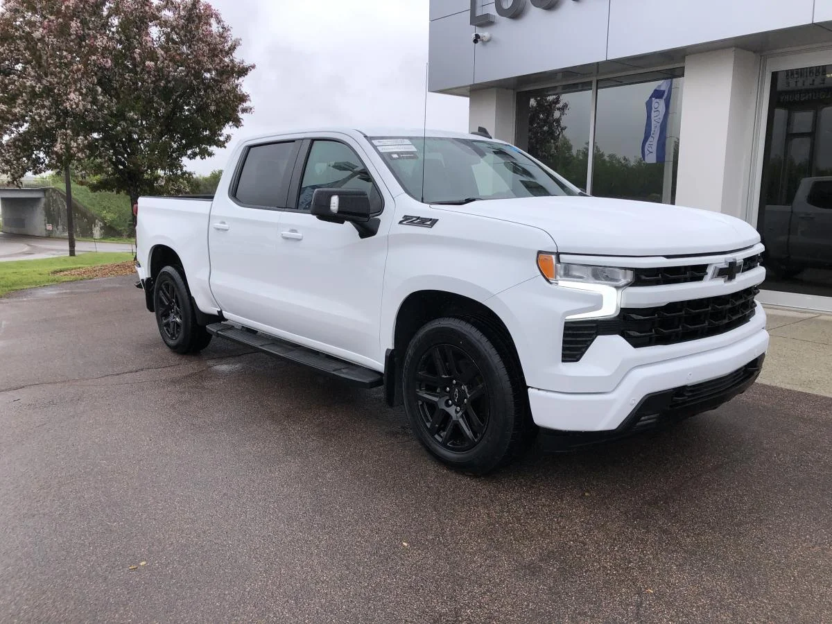 Used 2024 White Chevrolet 4WD Crew Cab 147" RST w/ Z71 image 1