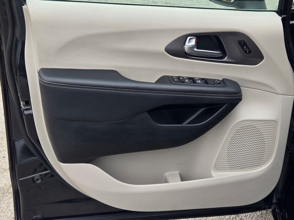 2023 Chrysler Pacifica Touring L - Photo 28