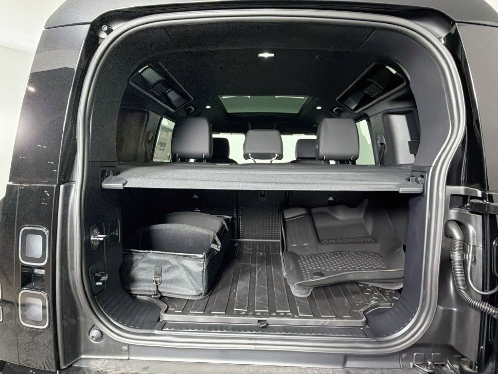 New 2026 Santorini Black Land Rover X-Dynamic SE image 28