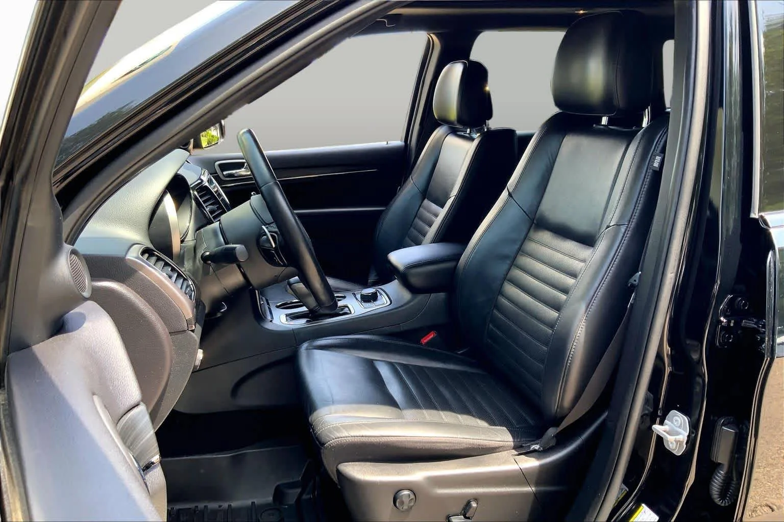 Used 2020 Diamond Black Crystal Pearlcoat Jeep Limited X image 9