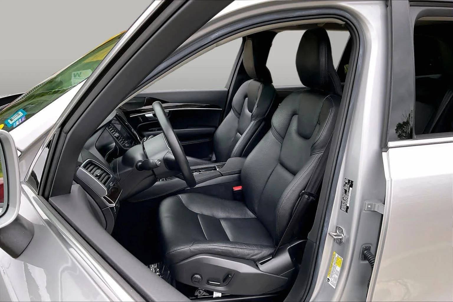 Used 2019 Bright Silver Metallic Volvo Momentum image 7