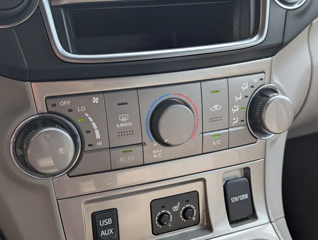 Used 2013 Black Toyota SE image 18