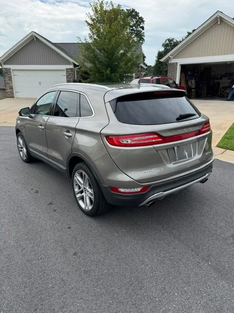 Used 2017 Silver Lincoln Reserve image 2