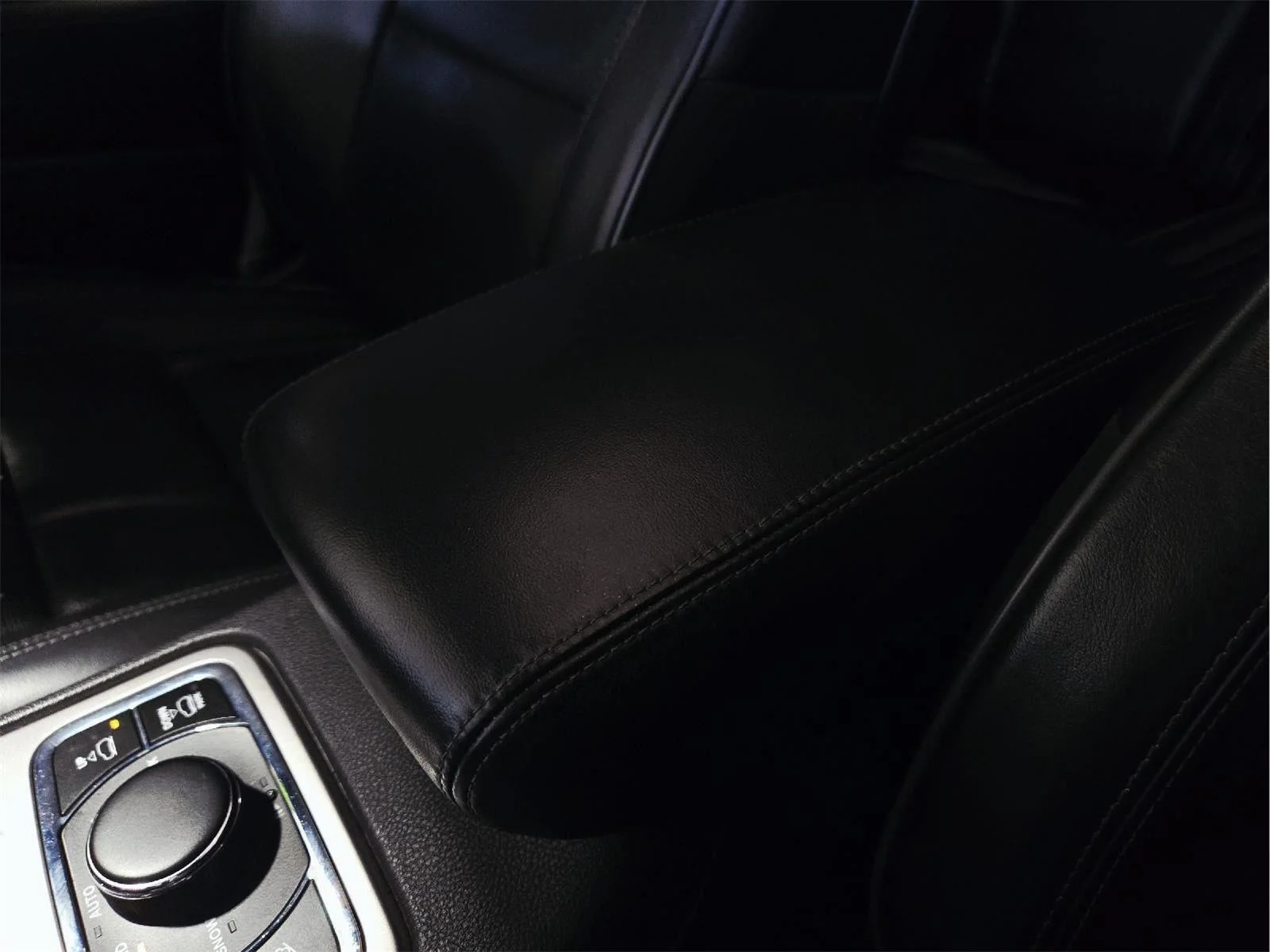 Used 2019 Diamond Black Crystal Pearlcoat Jeep Overland image 46