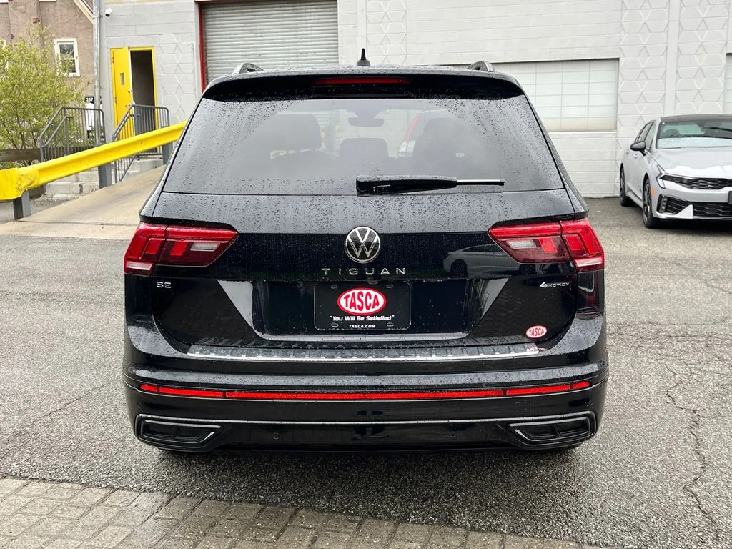 Used 2024 Black Volkswagen 2.0T SE R-Line Black image 3