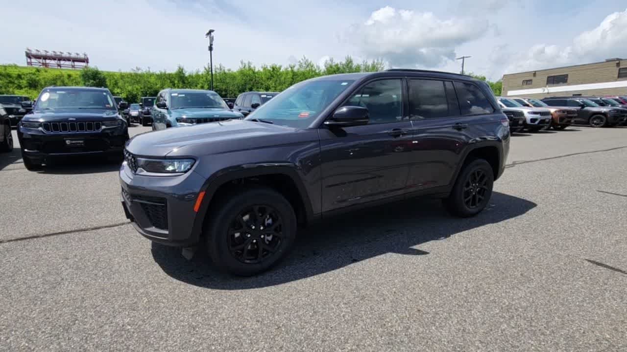 New 2026 Baltic Gray Metallic Clear-Coat Exterior Paint Jeep Laredo Altitude image 4