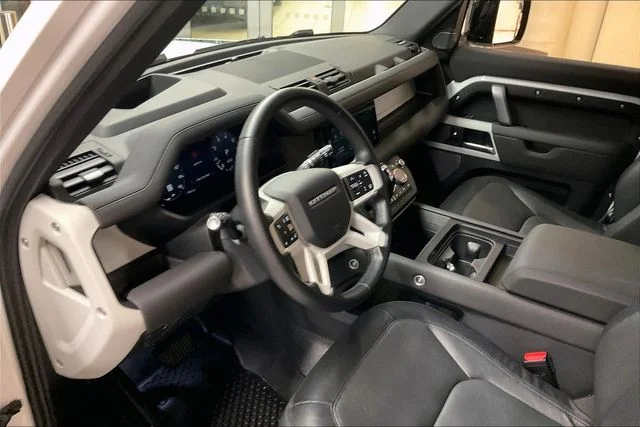 Used 2024 White Land Rover X-Dynamic SE image 22