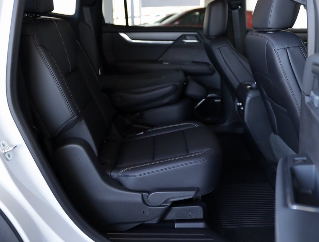 New 2026 Glacier White Tricoat GMC Elevation image 32