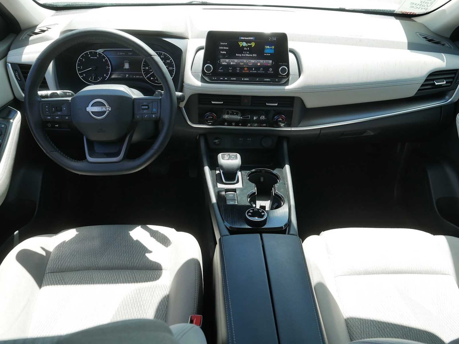 2025 Nissan Rogue SV - Photo 10