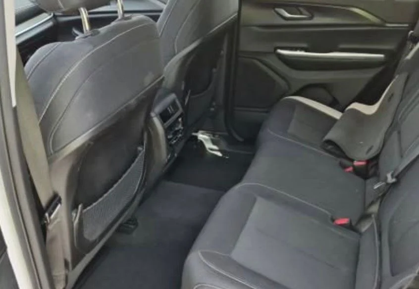 Used 2024 White/off-white Jeep Laredo image 4