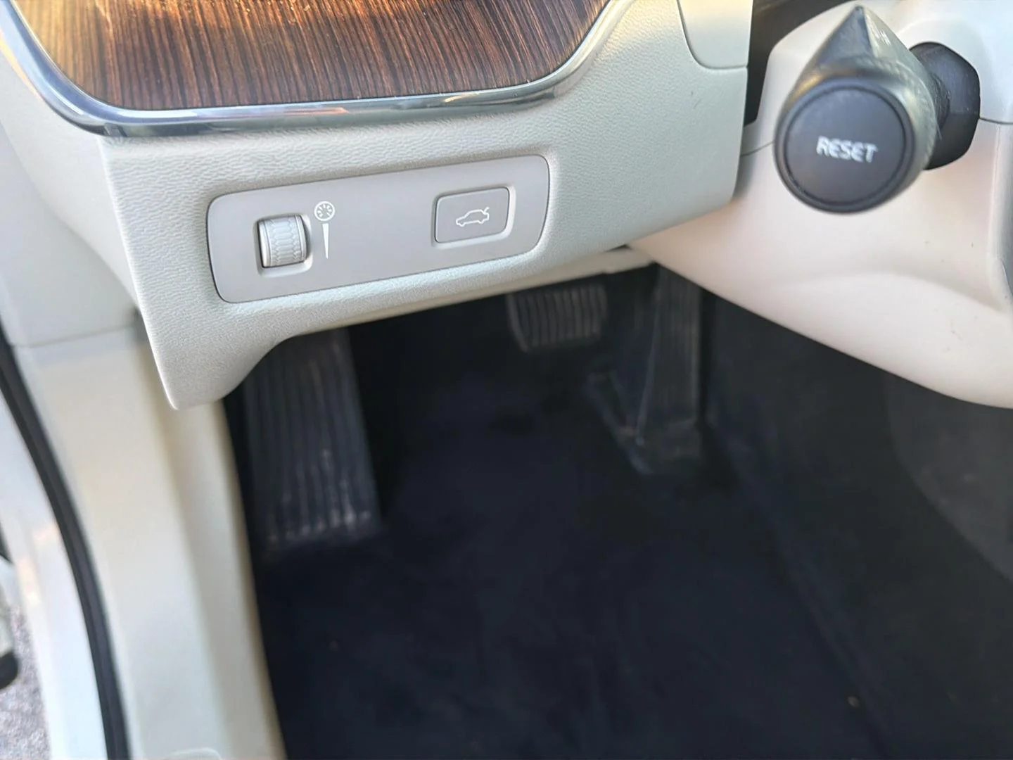 Used 2022  Volvo Momentum image 14
