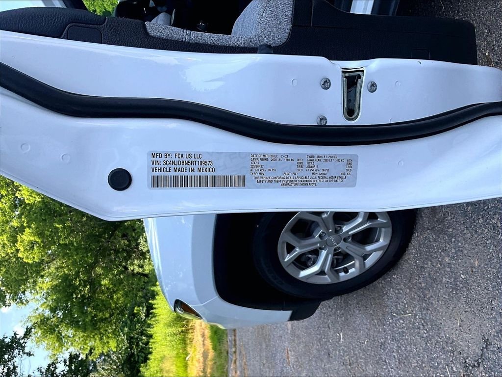 Used 2024 White Jeep Latitude image 9