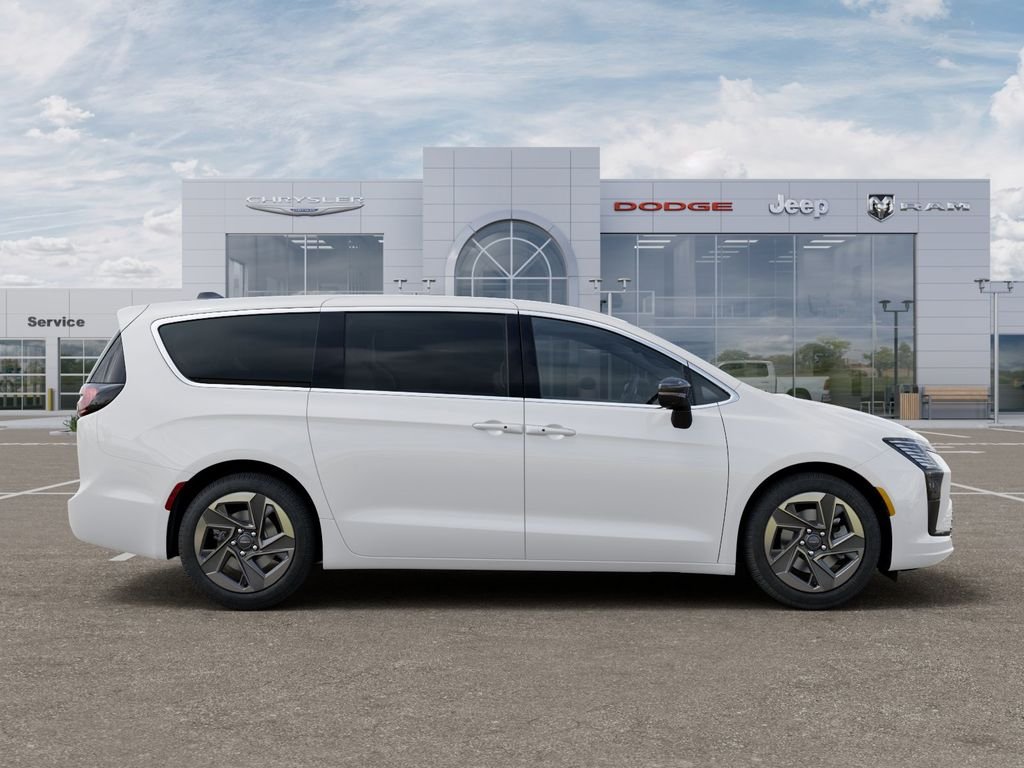 New 2027 Bright White Clear-Coat Exterior Paint Chrysler Limited image 22