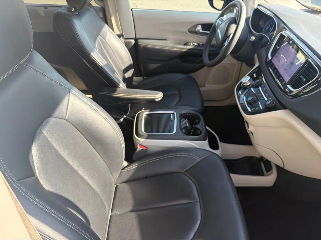 Used 2024 Silver Chrysler Touring L image 11