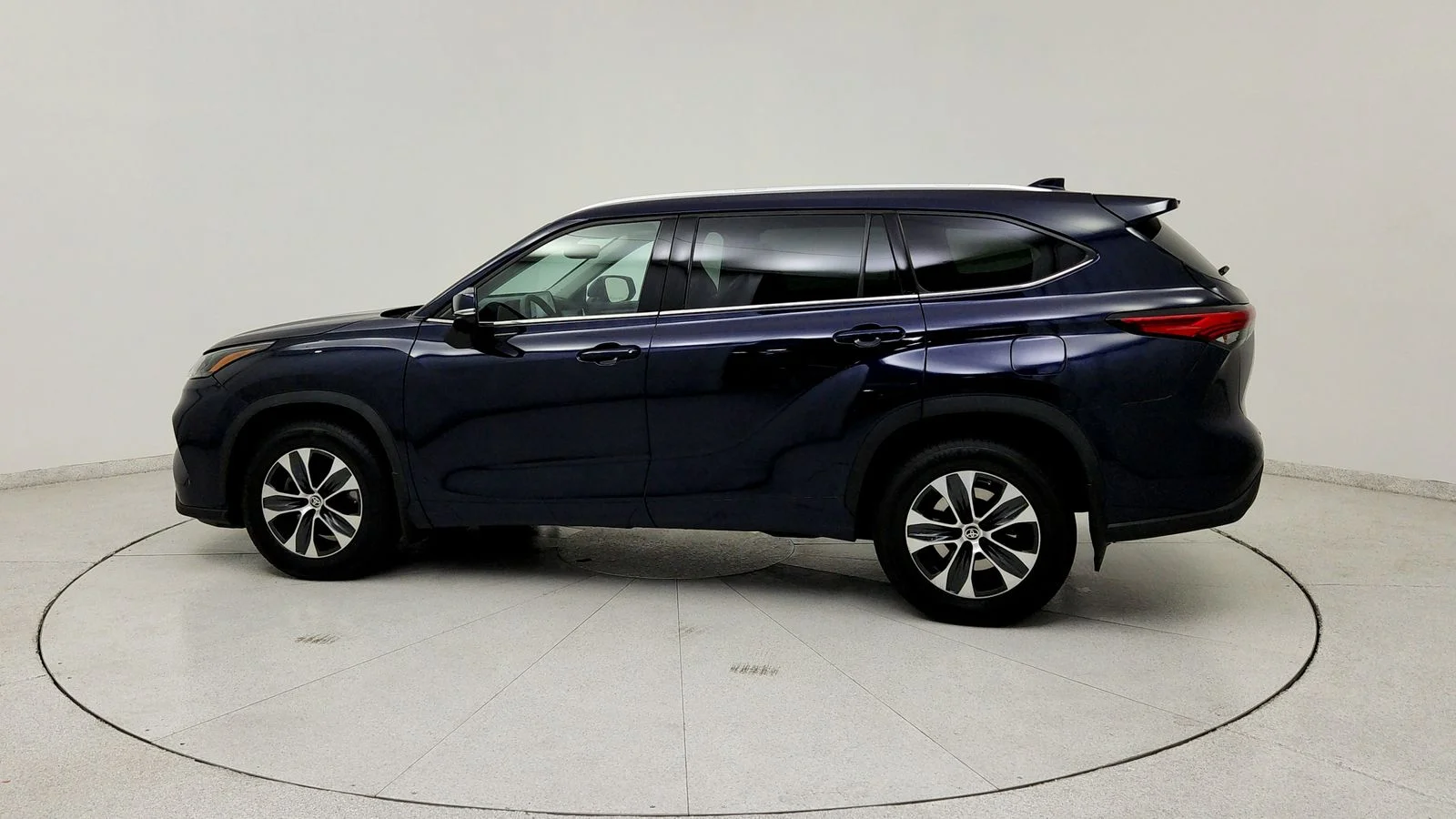 Used 2022  Toyota XLE image 4