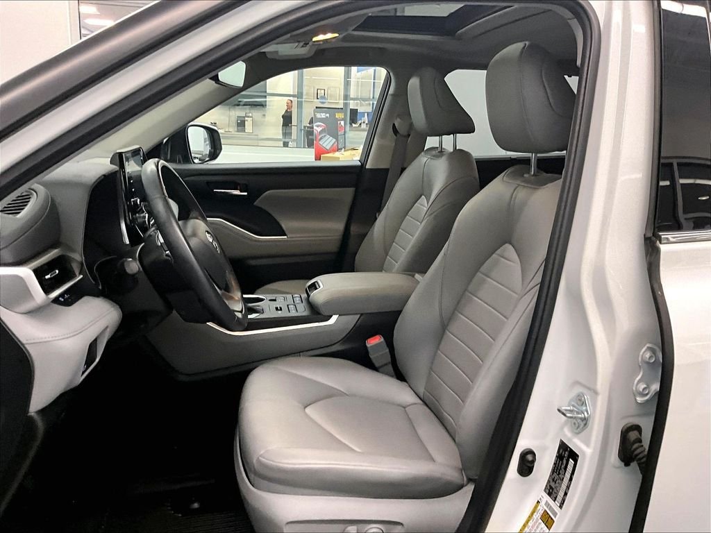 Used 2022 Pearl Toyota XLE image 10