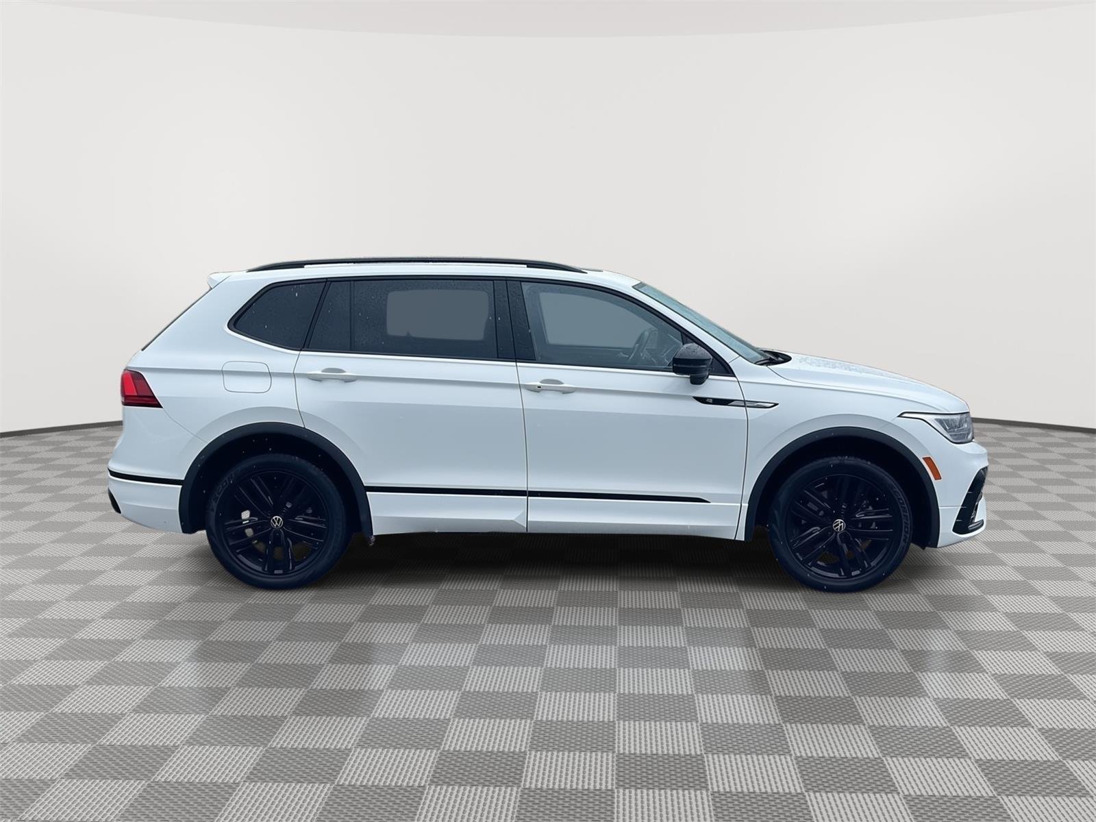 Used 2022 Oryx White Pearl Volkswagen SE R-Line Black image 4