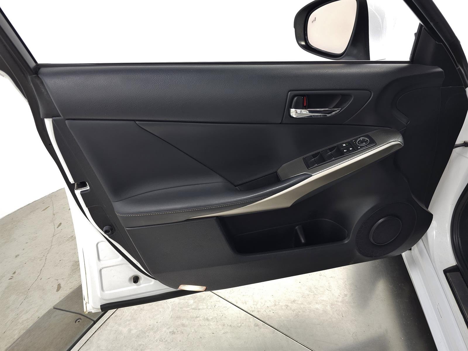 Used 2015 White Lexus F SPORT image 10