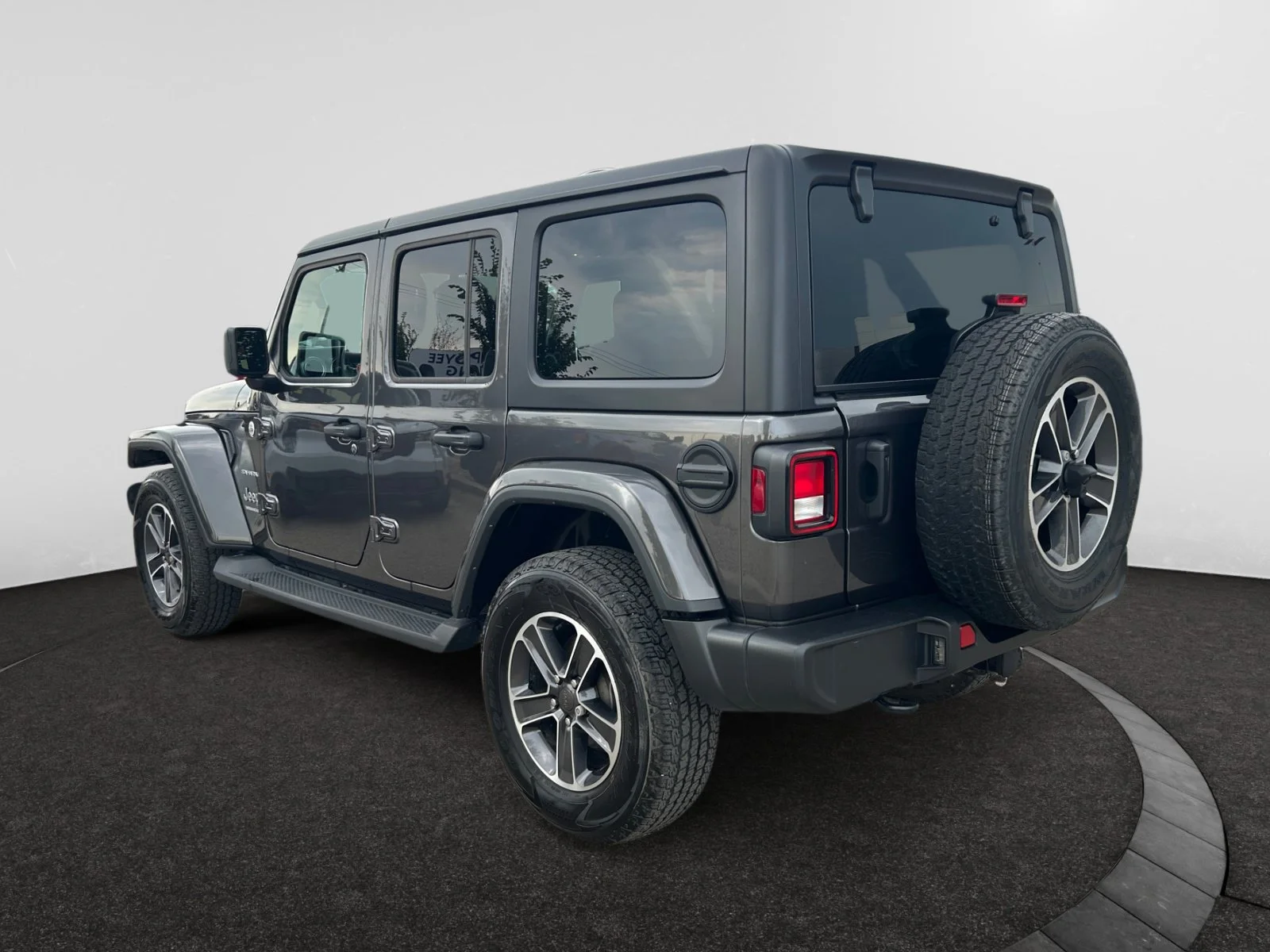 Used 2023 Granite Crystal Metallic Jeep SAHARA image 3