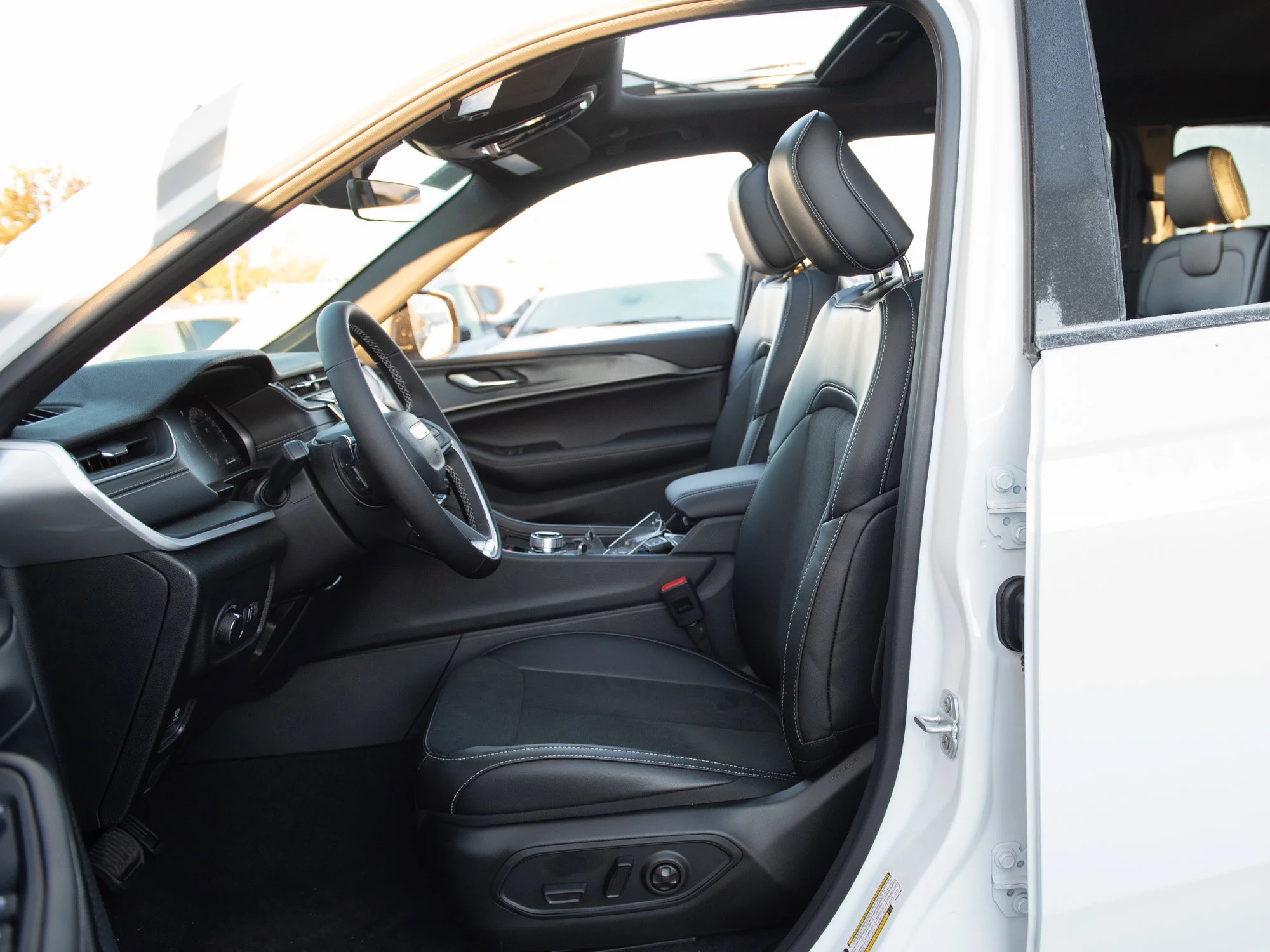 New 2025 White Jeep Altitude* 4x4, Sunroof, Trailer Tow Pkg, Heated Leather image 20