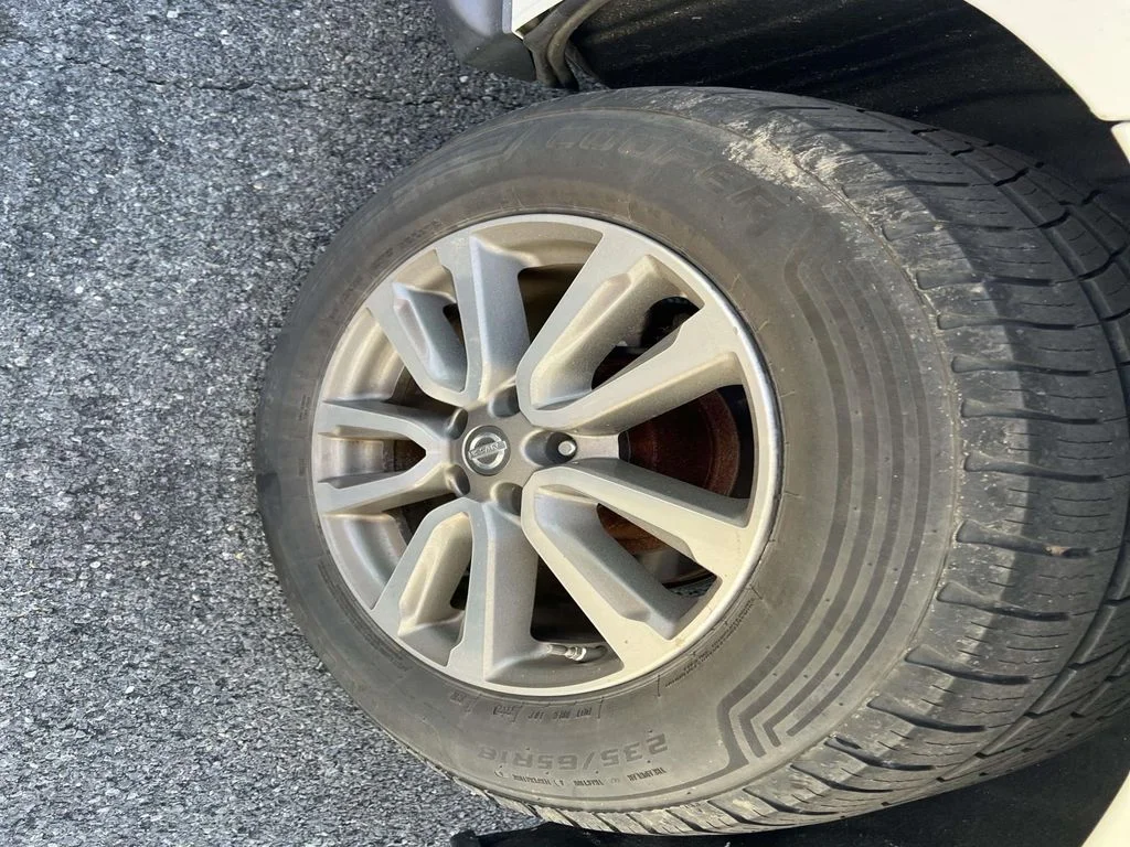 Used 2014 White Nissan SL image 19