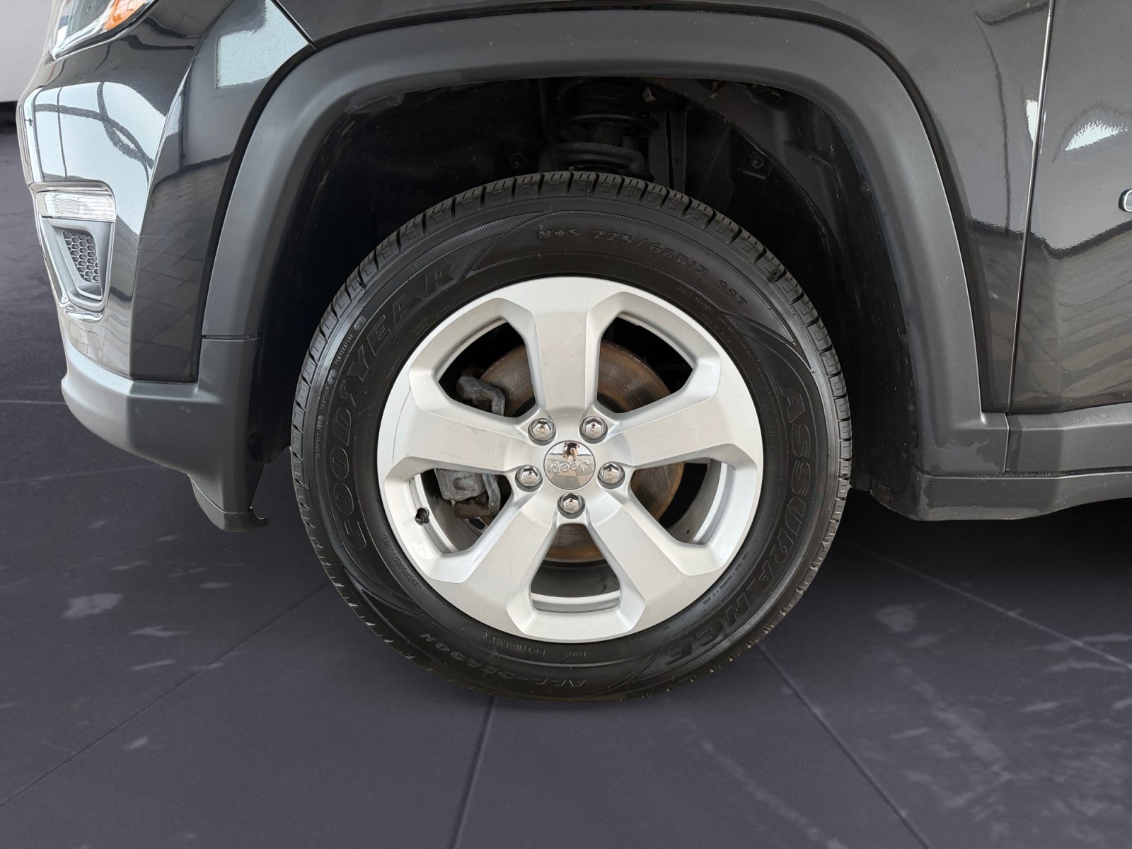 Used 2019 Diamond Black Crystal Pearlcoat Jeep Latitude image 41