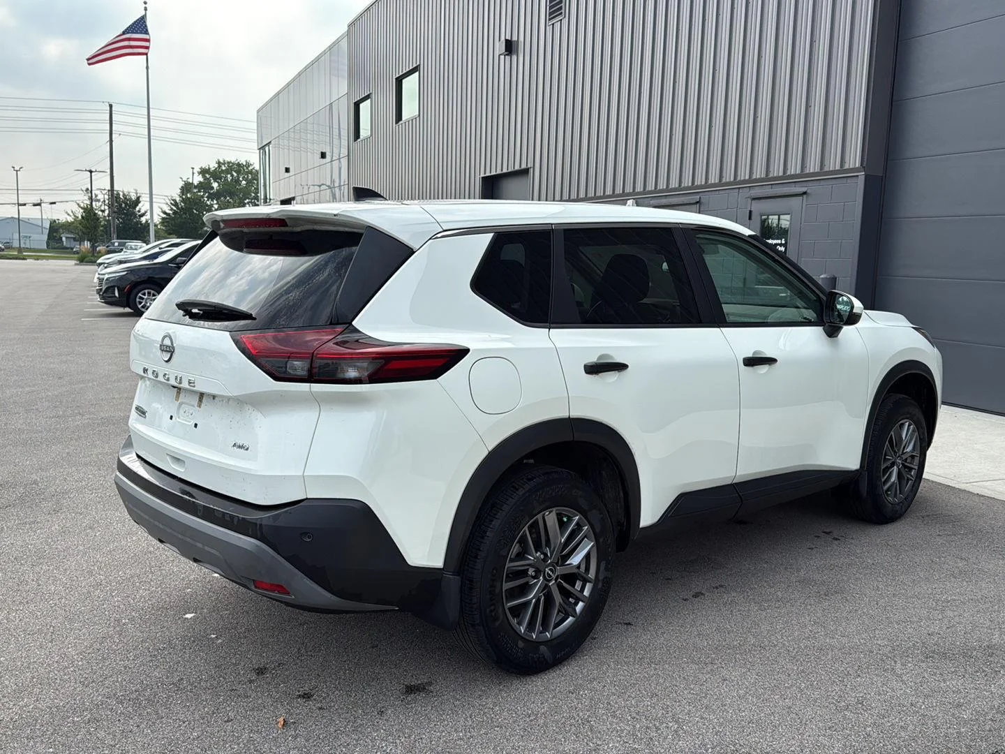 Used 2023  Nissan S image 3