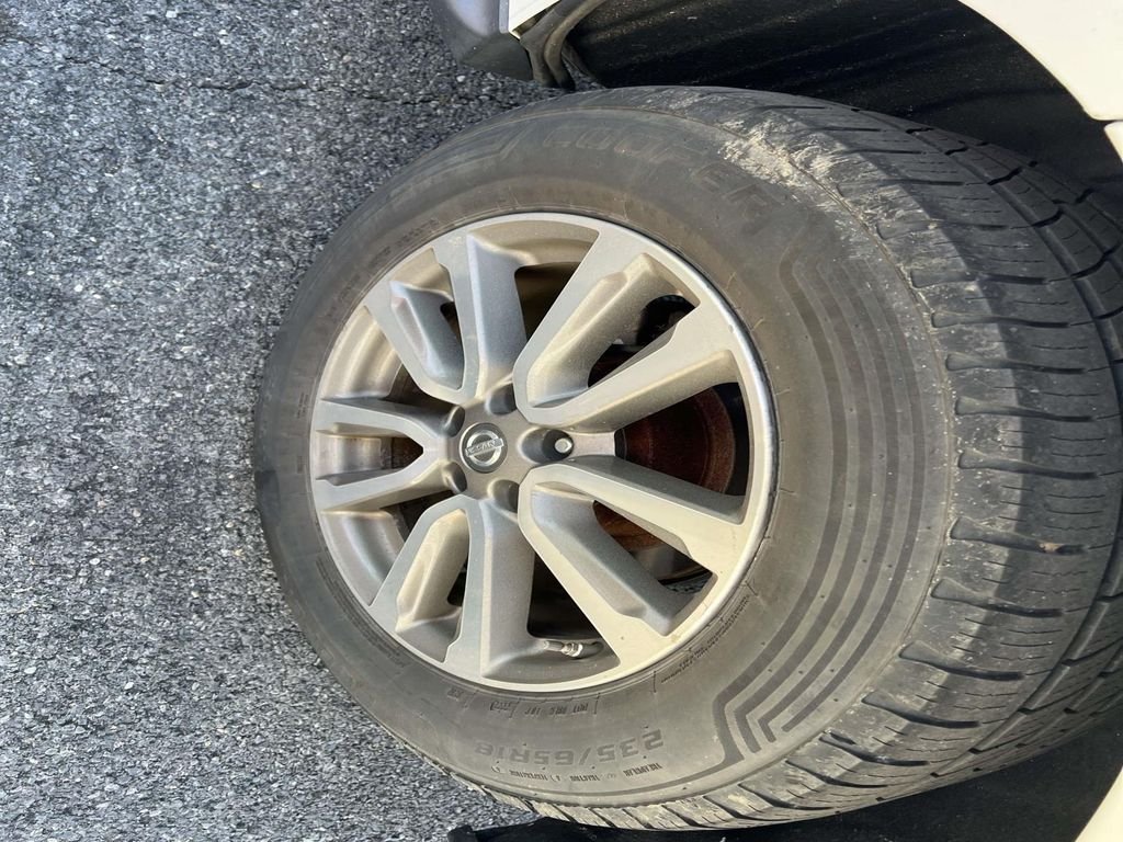Used 2014 White Nissan SL image 19