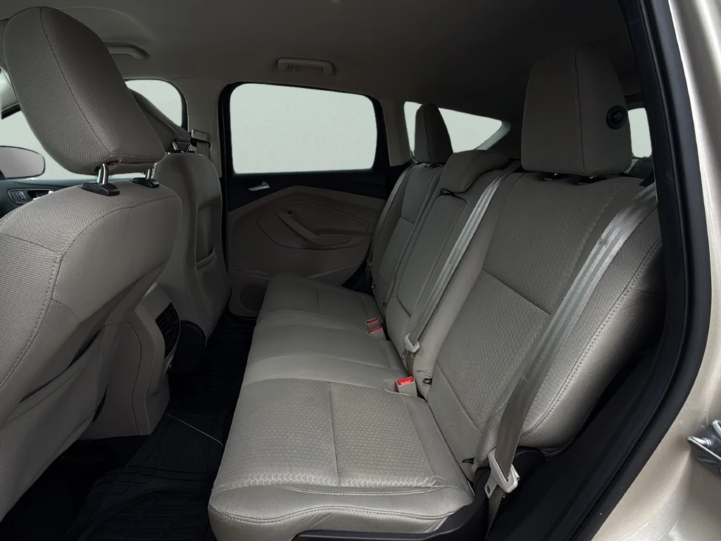 Used 2018 White Gold Metallic Ford SE image 27