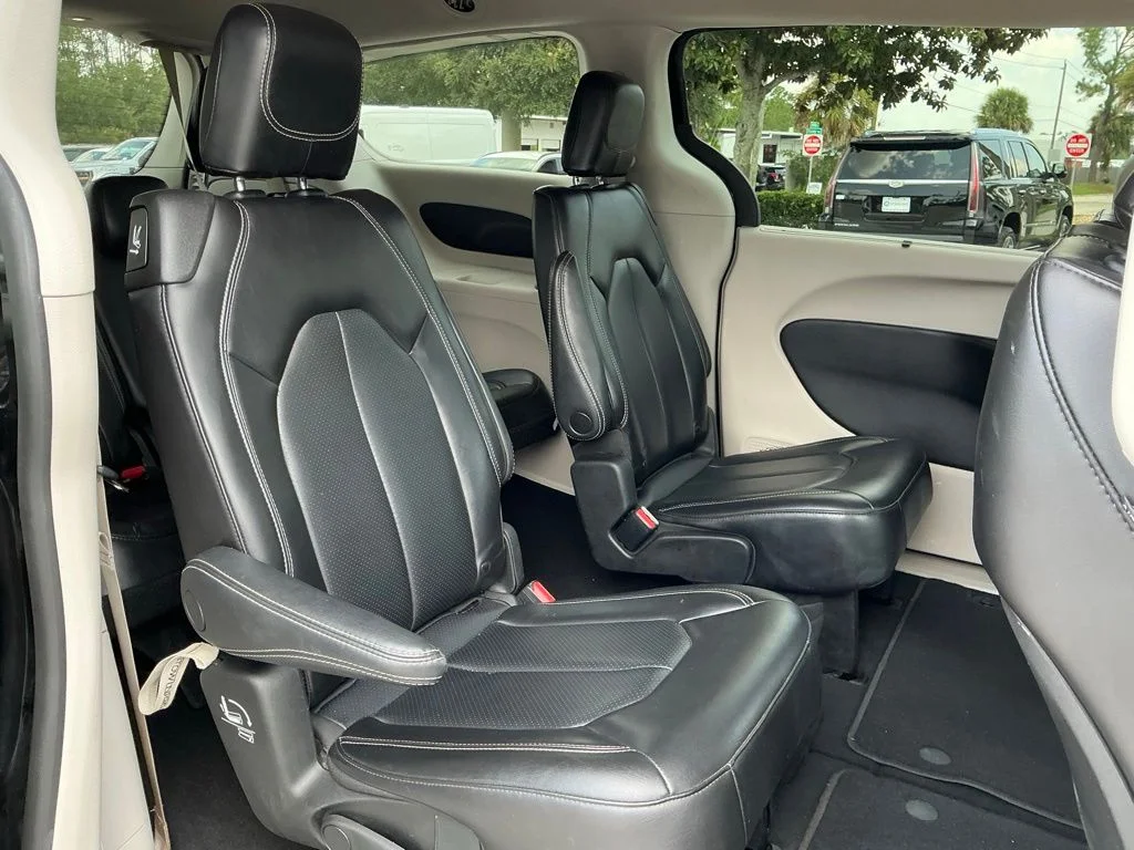 Used 2023 Black Chrysler Touring L image 23