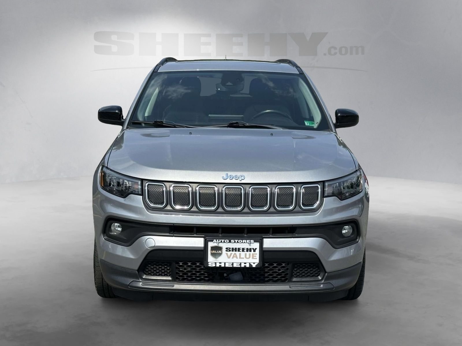 Used 2022 Silver Jeep Latitude image 16