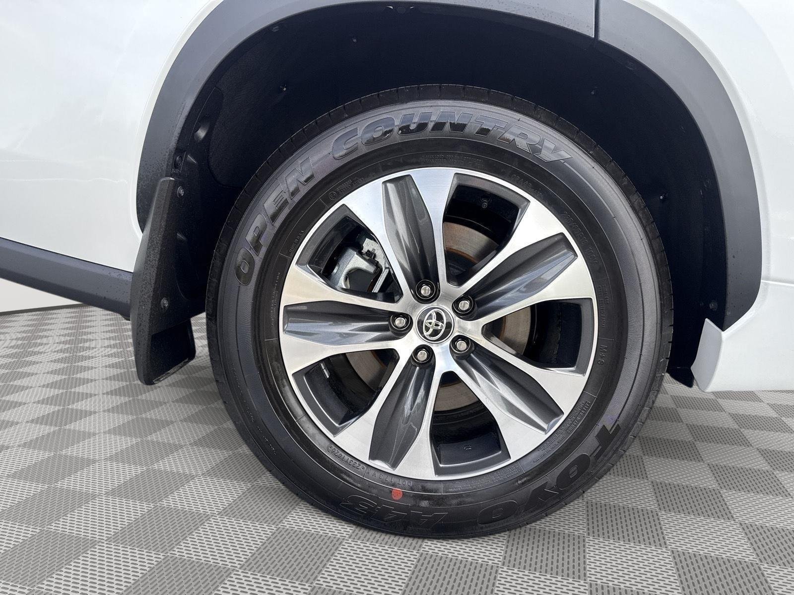 Used 2026 Wind Chill Pearl Toyota Hybrid XLE image 16