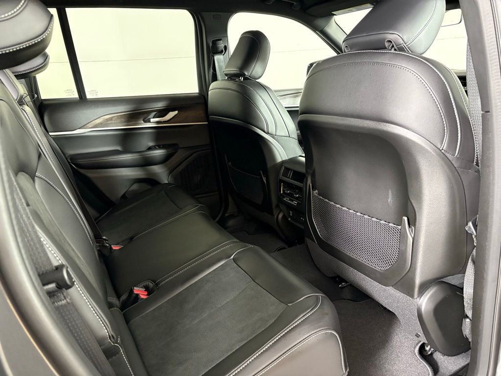 New 2026 Baltic Gray Metallic Clear-Coat Exterior Paint Jeep Altitude image 17
