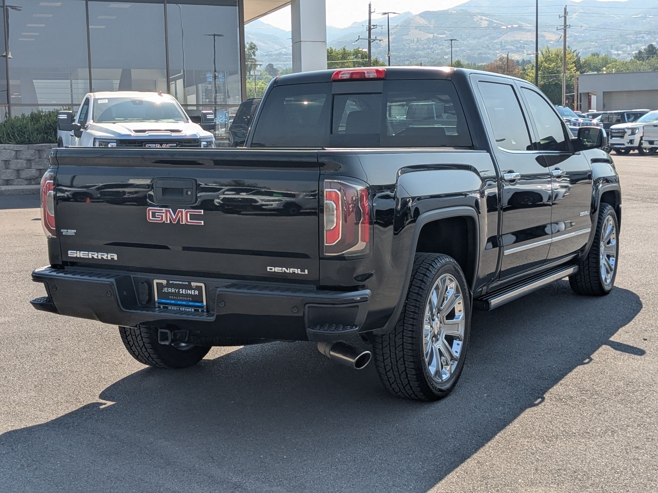 Used 2017 ONYX BLACK GMC Denali image 5