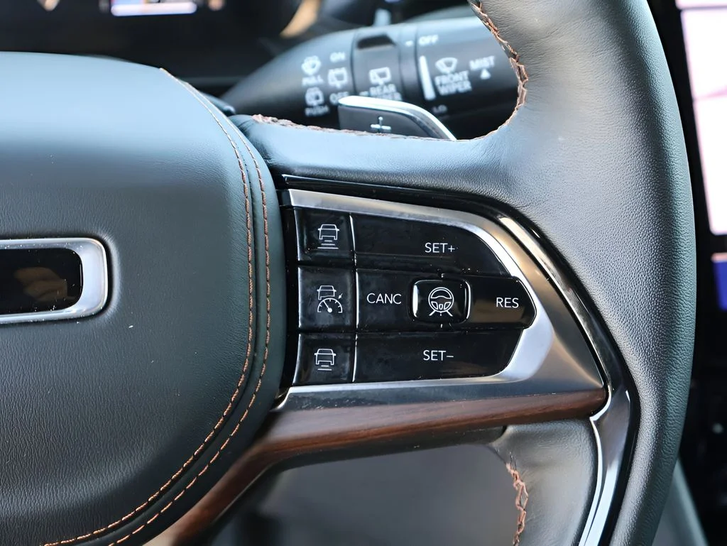 Used 2025 Velvet Jeep Summit image 34