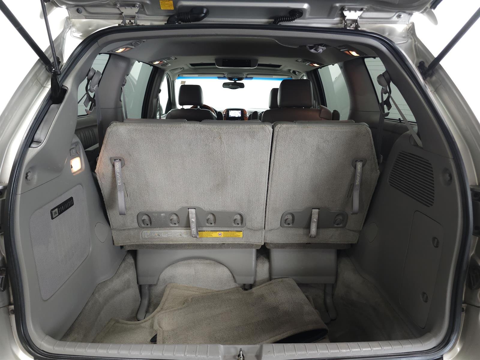 Used 2006 Silver Toyota XLE Limited image 12
