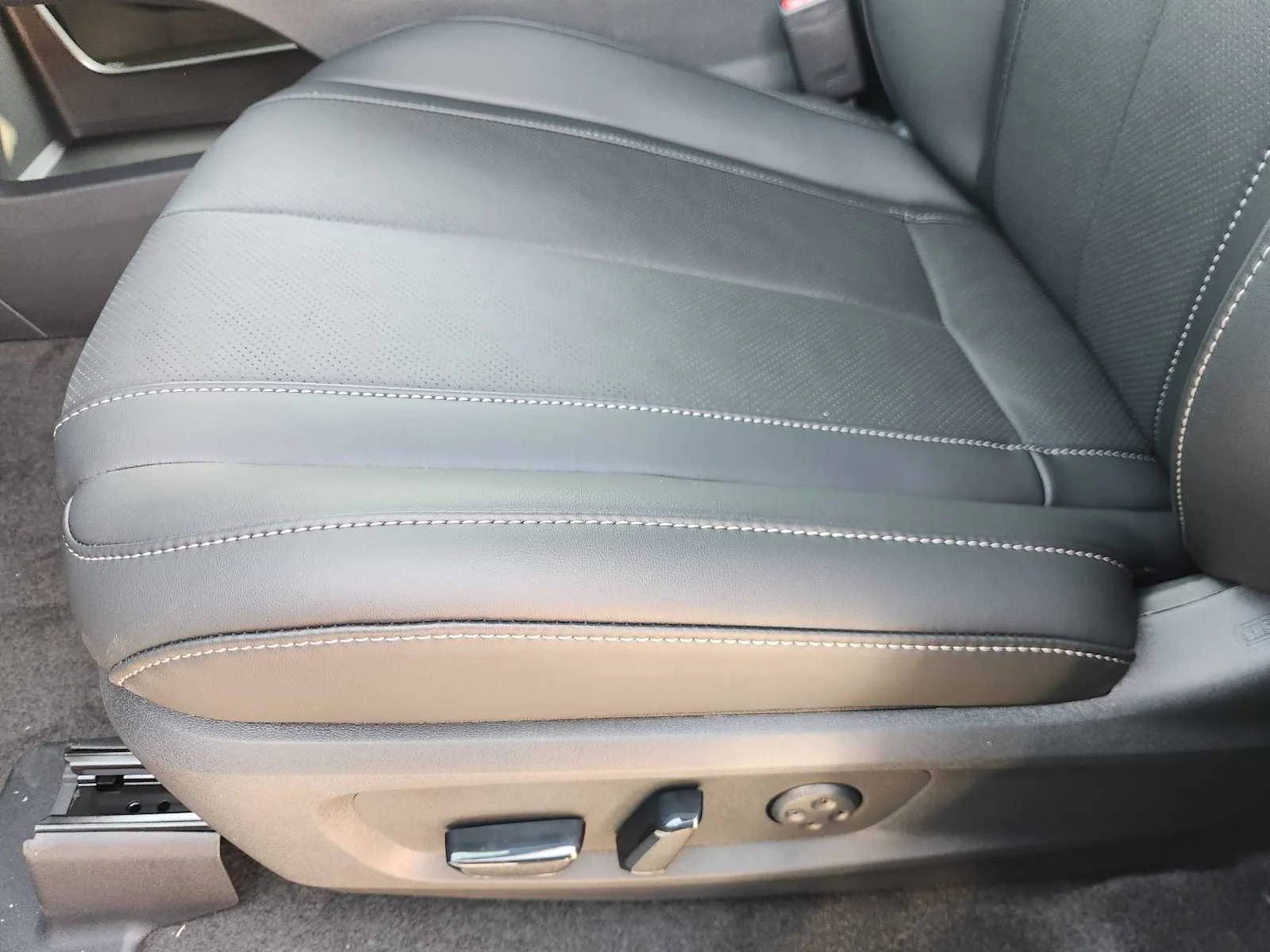 New 2027 2T RAD WHT INFINITI Sport AWD image 18