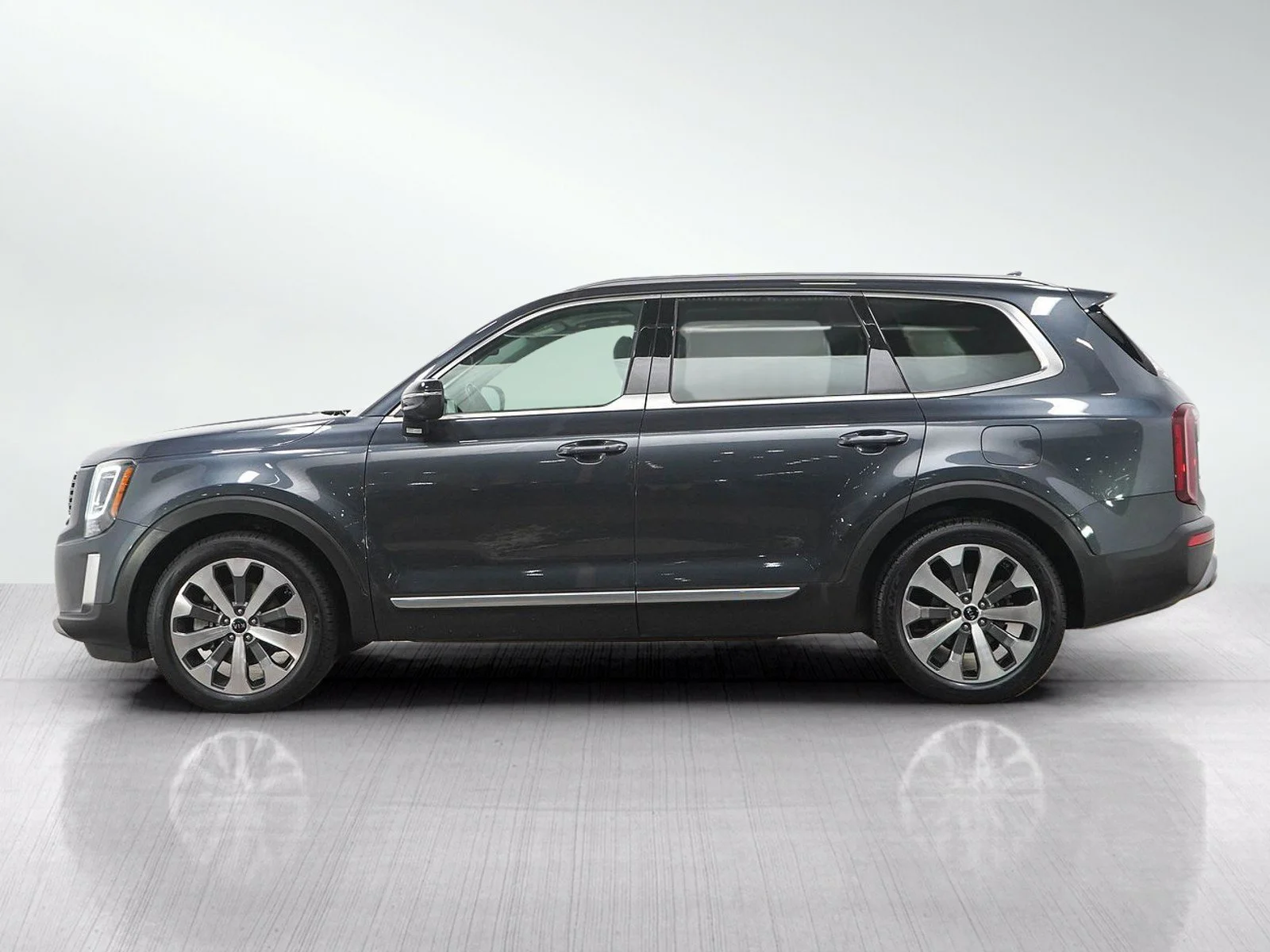 Used 2020 Kia Telluride S with VIN 5XYP6DHC2LG095775 for sale in Wayzata, Minnesota