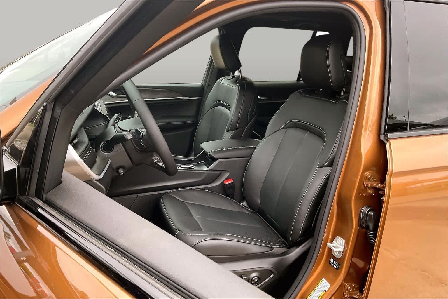 New 2026 Copper Shino Metallic Clear-Coat Exterior Paint Jeep Limited Reserve image 9