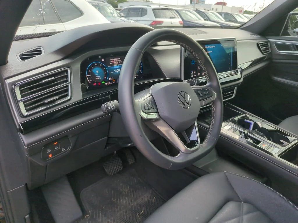 Used 2024 Black Volkswagen 2.0T SE w/Technology image 7