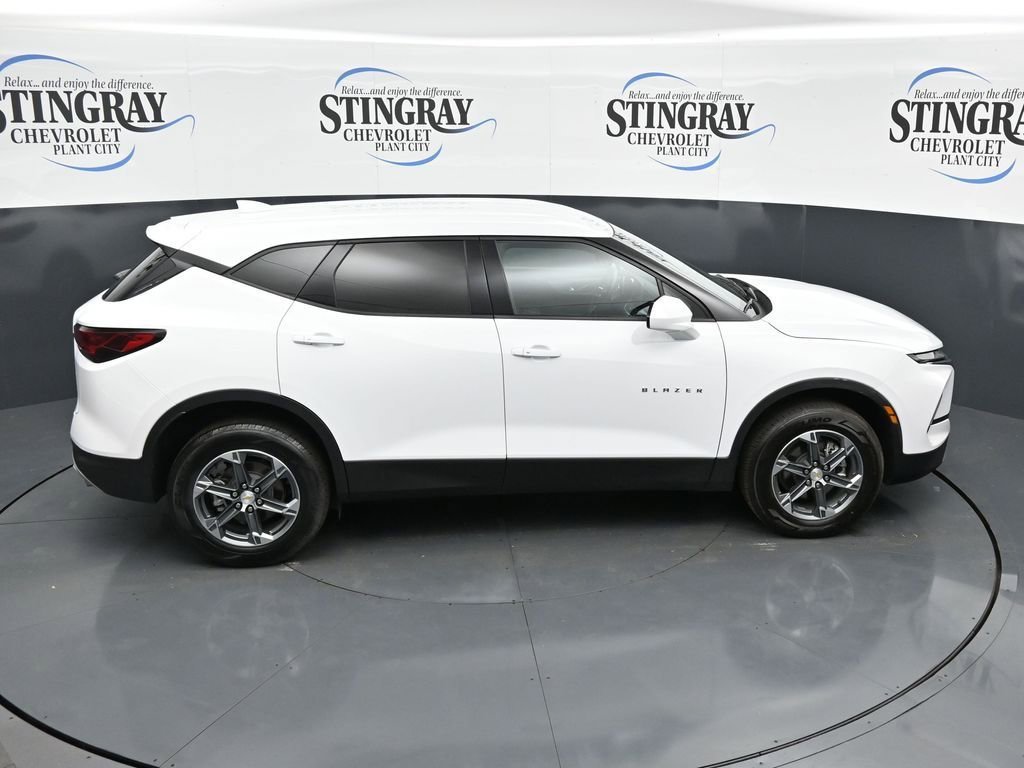 Used 2025 Summit White Chevrolet 2LT image 25
