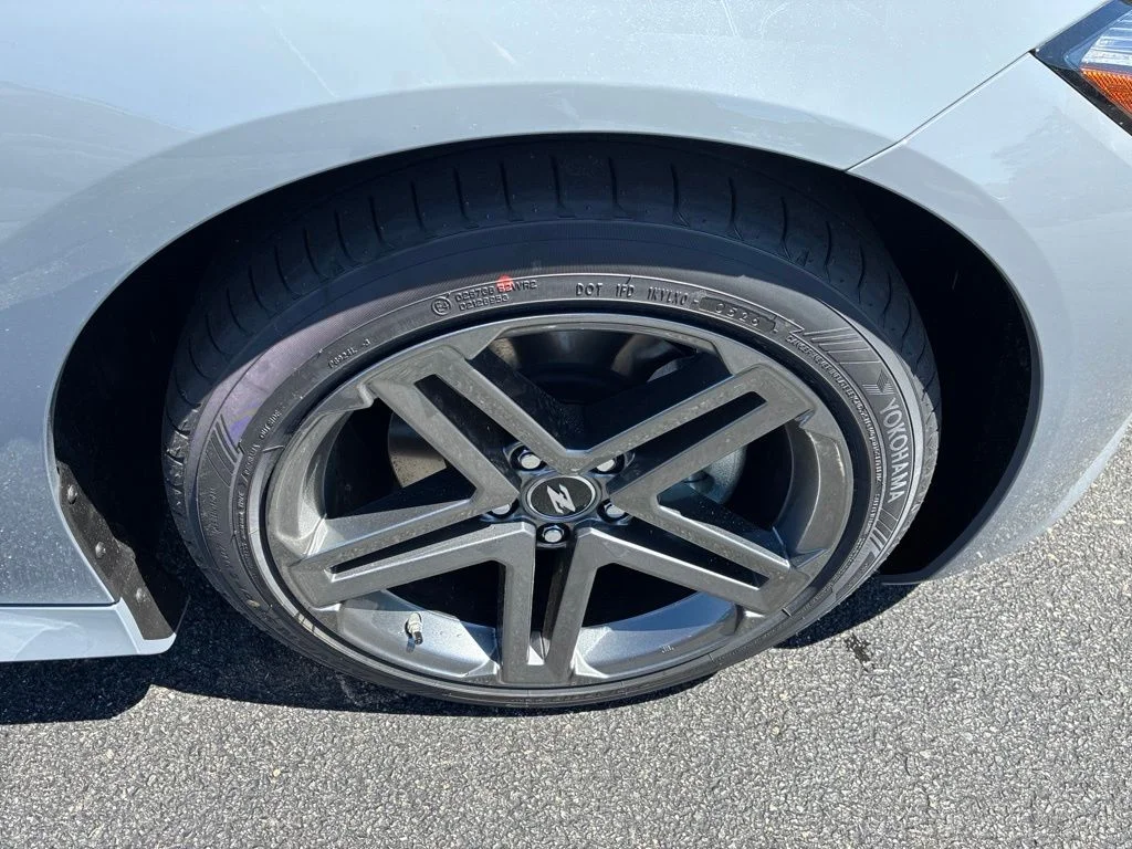 New 2026 Boulder Gray Pearl / Super Black Two-tone Nissan Sport image 9