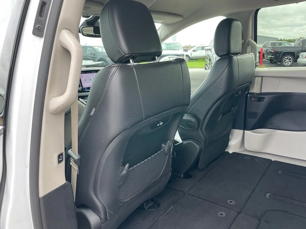Used 2022 Bright White Clearcoat Chrysler Touring L image 43