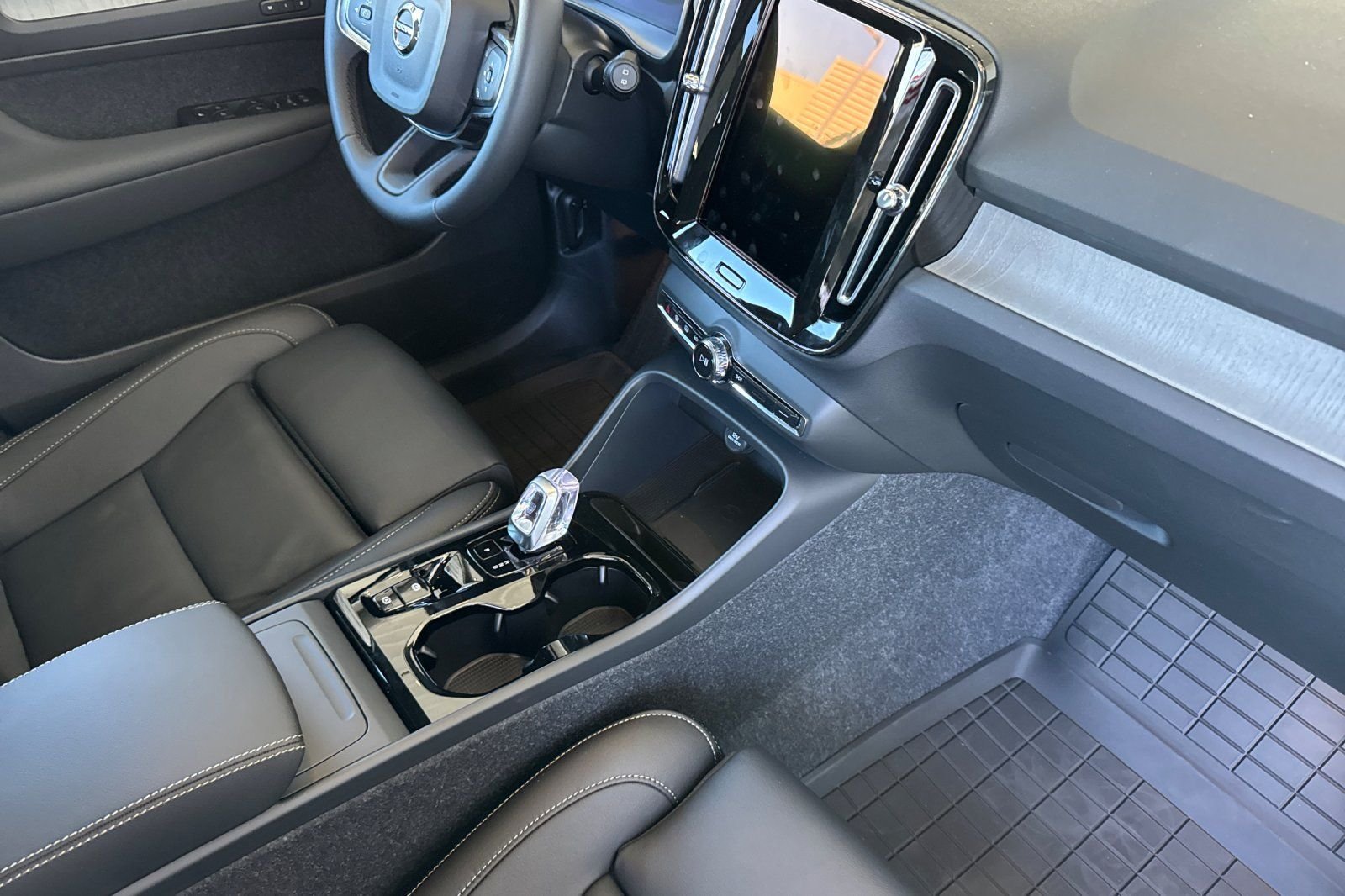 2026 Volvo XC40 Plus - Photo 15