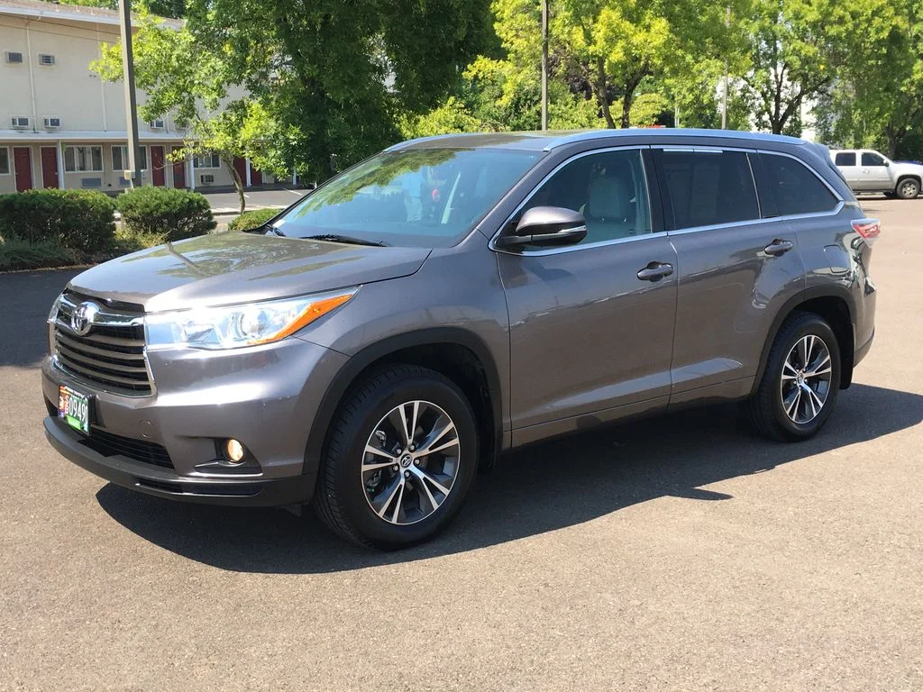 Used 2016 Gray Toyota XLE V6 image 11