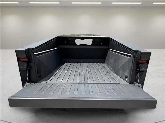 Used 2024  Tesla Base image 19