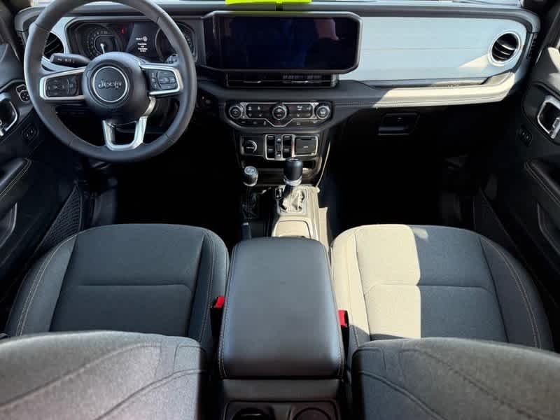 Used 2025 Granite Crystal Metallic Clearcoat Jeep Sahara image 11