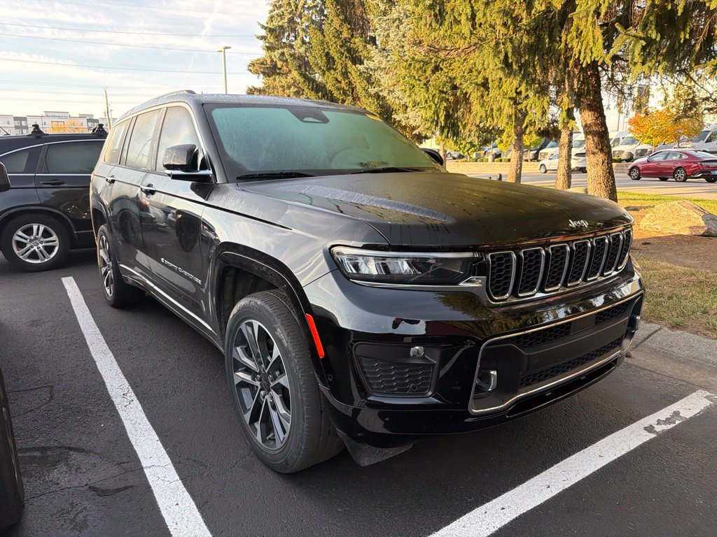 Used 2022 Diamond Black Jeep Overland image 4